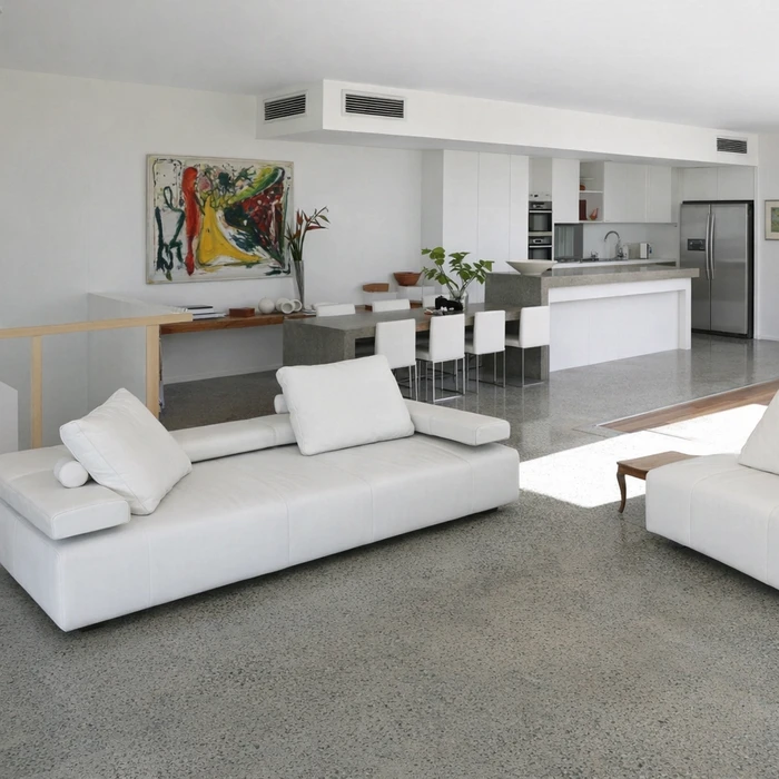 Sol en béton poli hautement lustré, agrégats apparents, finition miroir