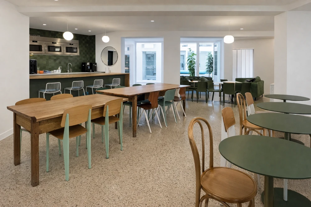 Vaste espace industriel vide, sol en béton ciré hautement poli à finition miroir, reflets lumineux intenses