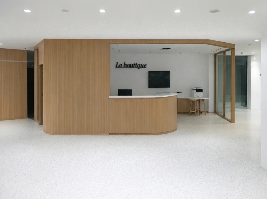 Vaste espace industriel vide, sol en béton ciré hautement poli à finition miroir, reflets lumineux intenses