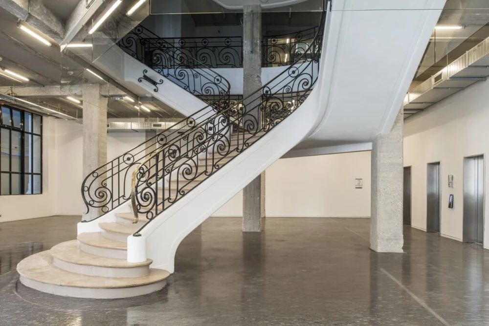 Sol en terrazzo poli haute brillance, composition de granulats de marbre et pierre concassée incrustés dans un liant cimentaire gris clair