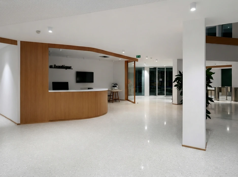 Sol en terrazzo poli haute brillance, composition de granulats de marbre et pierre concassée incrustés dans un liant cimentaire gris clair