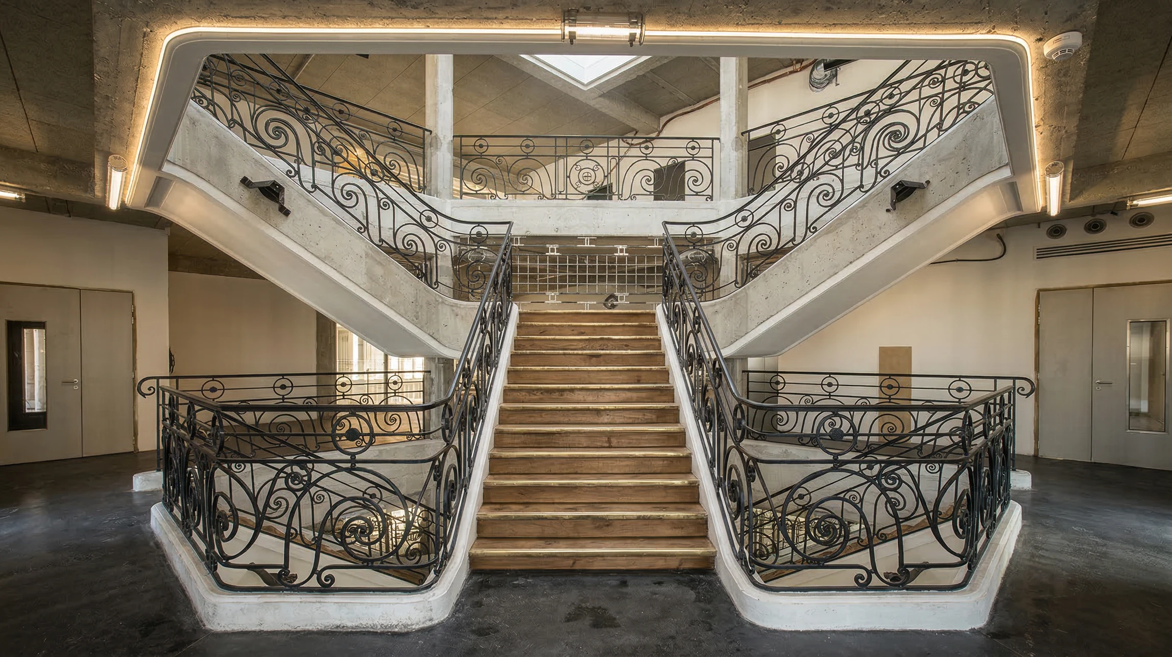 Surface de béton lisse de couleur grise claire avec texture uniforme et granulats fins apparents