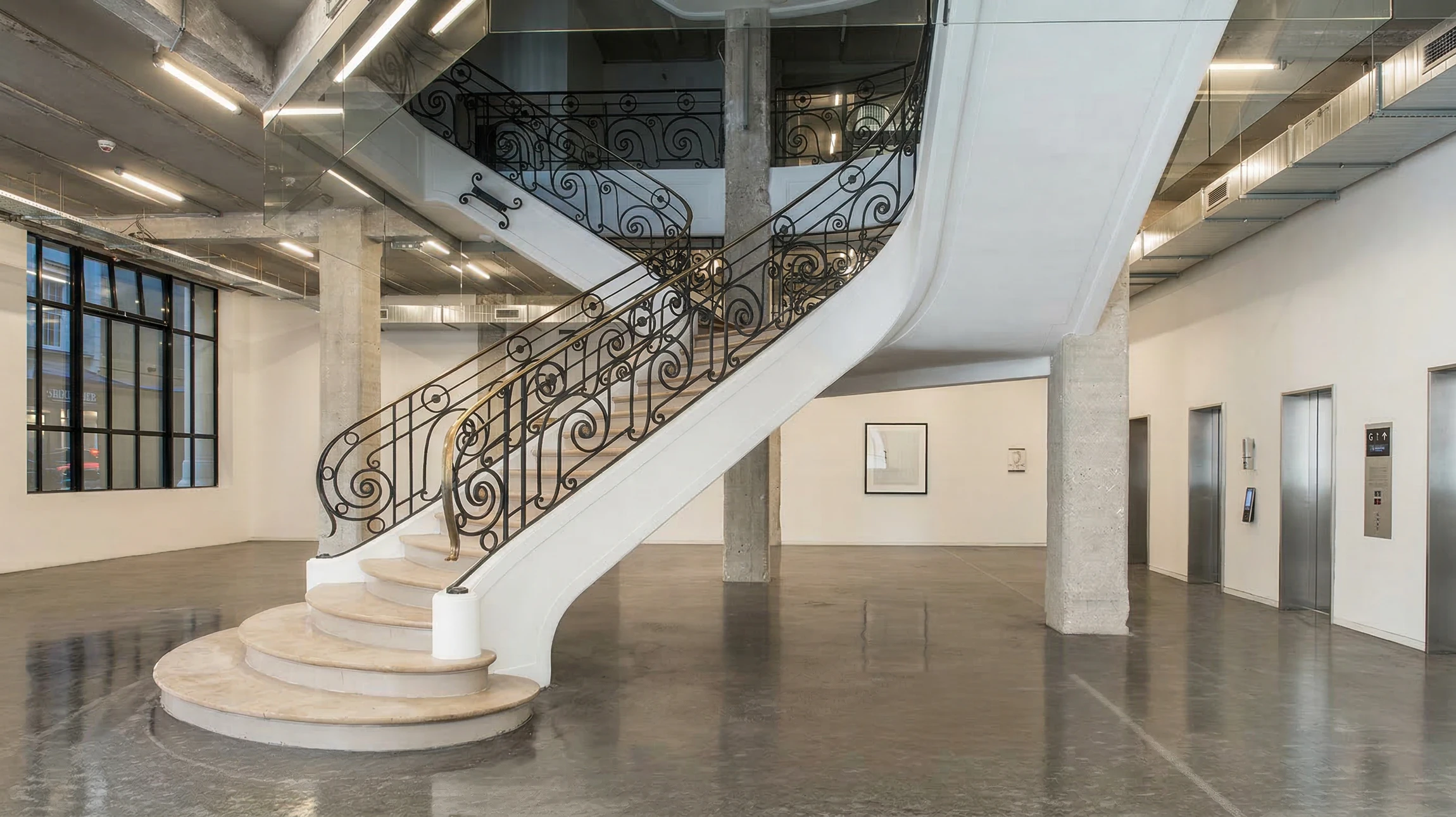 Espace intérieur minimaliste avec sol en béton poli sombre