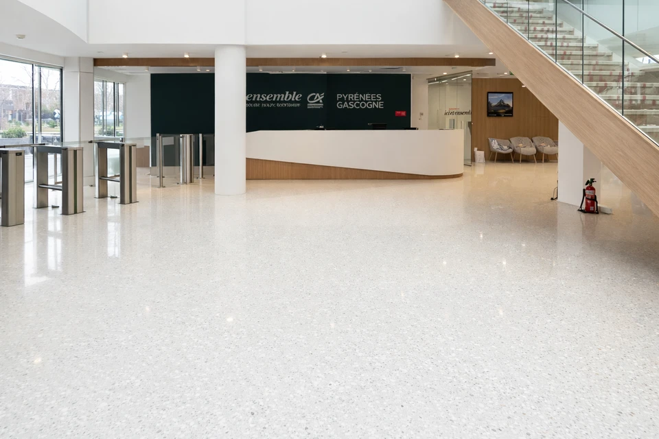 Bureau d'architecte ou d'ing&eacute;nieur avec plans d&eacute;roul&eacute;s, lunettes de vue pos&eacute;es sur documents techniques, lampe de bureau articul&eacute;e blanche, r&egrave;gles et instruments de dessin