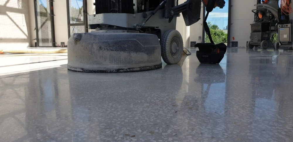 Grande surface industrielle en cours de finition avec sol en béton poli hautement réfléchissant