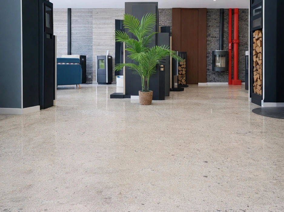 Intérieur industriel, sol en béton poli brillant