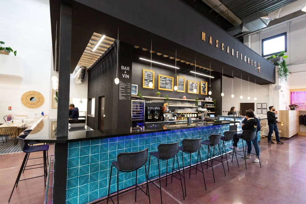 Terrasse extérieure d'une villa contemporaine avec une grande dalle de béton ciré poli à haute brillance, finition lisse