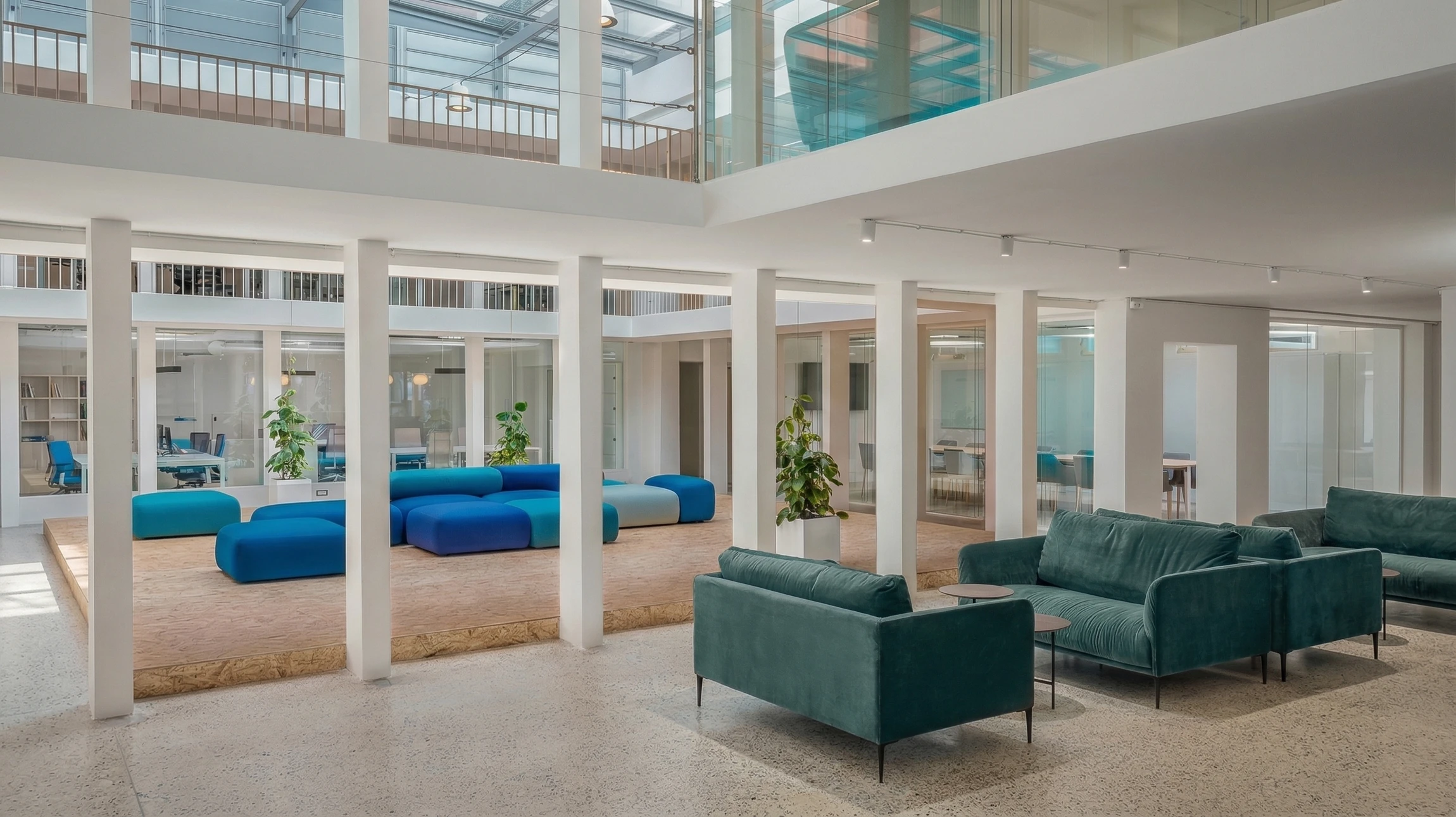 Couloir moderne d'appartement avec murs blancs, sol en b&eacute;ton poli brillant