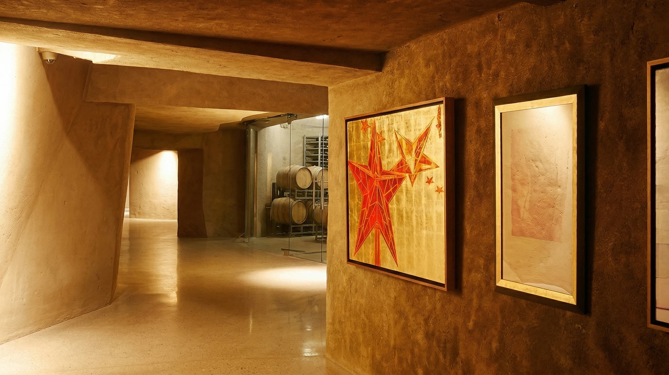 Photographie d'un intérieur résidentiel ou commercial moderne où un sol en résine gris clair lisse et brillant, fraîchement appliqué, reflète la lumière ambiante. Le sol s'étend sur une large surface plane, révélant sa finition époxy ou polyuréthane haut de gamme. L'espace montre un contraste élégant entre le revêtement impeccable et des éléments architecturaux contemporains (escalier, mobilier ou cloisons). La perspective doit mettre en évidence la qualité esthétique et la brillance du rendu final, symbolisant la transformation et l'sublimation de l'intérieur promises par le service. Pas de personnes visibles, aucun équipement de chantier apparent — focus exclusif sur le résultat haut de gamme.