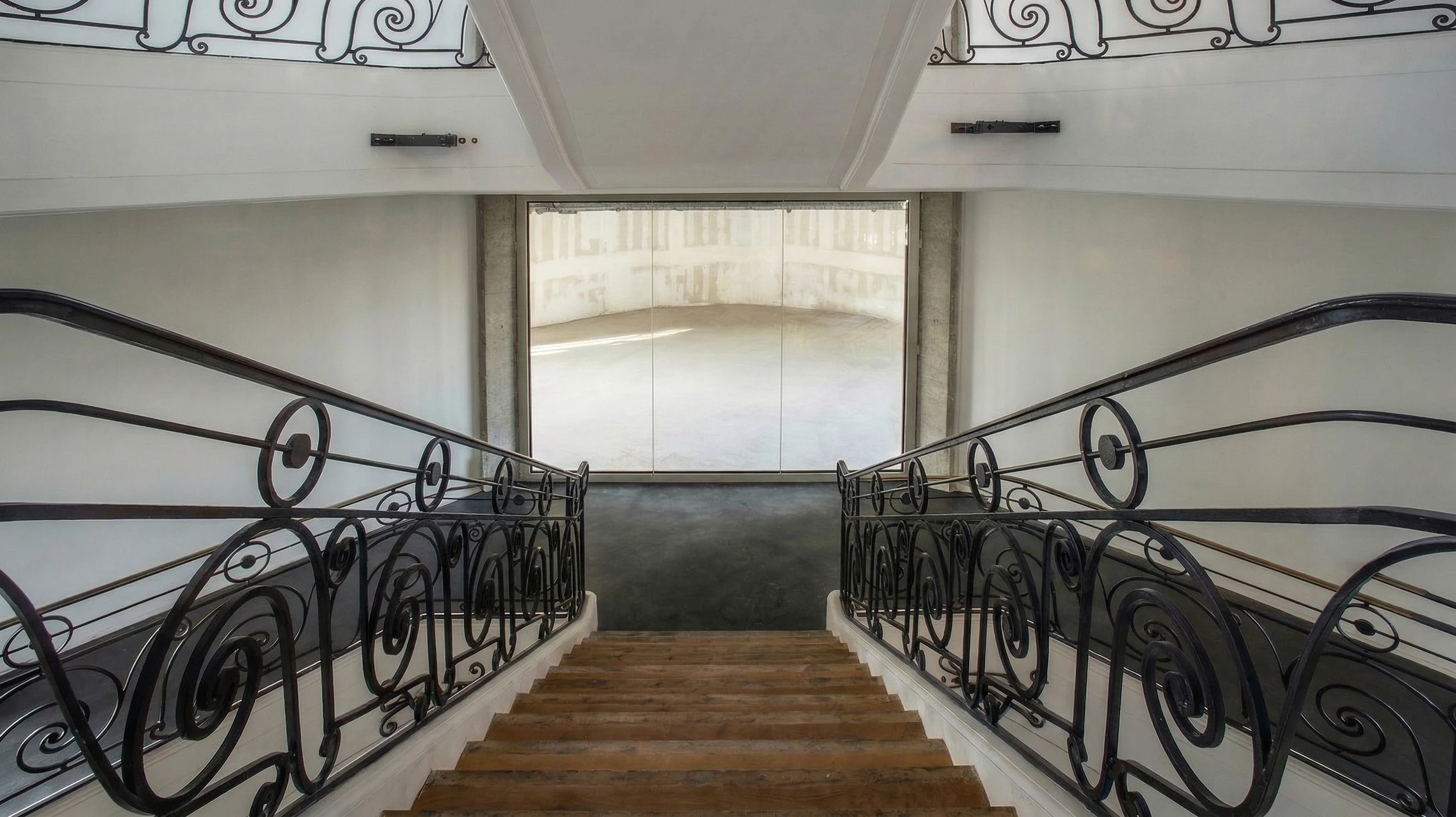 Chantier extérieur avec ouvrier utilisant un pistolet de sablage haute pression pour décaper une surface en béton