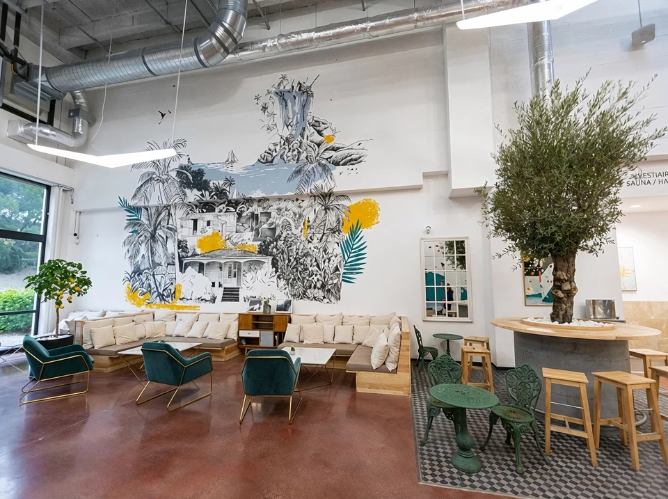 Cuisine moderne minimaliste avec îlot central en béton gris, chaises transparentes design