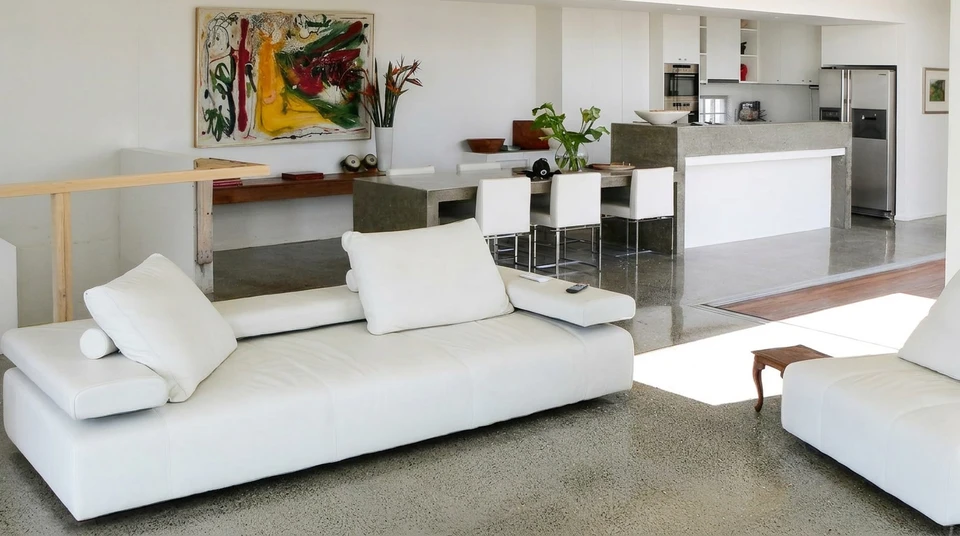 Chantier intérieur, application de revêtement de sol liquide gris sur surface plane